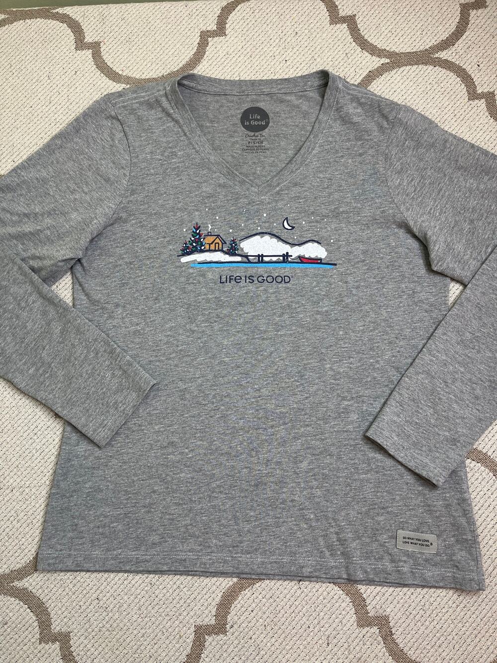 Life Is Good V-Neck Crusher Tee Winter Cabin Snowy Waterfront Shirt Size S
